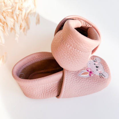 Krabbelschuhe mit Namen und Hasen in rosa