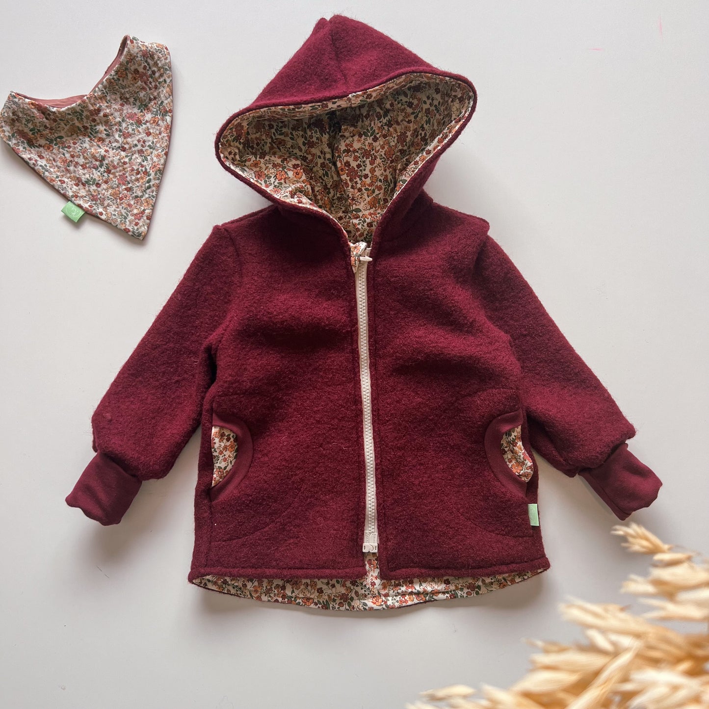 Montessori Walkjacke Rot mit Blumen, magnetischen Reißverschluss