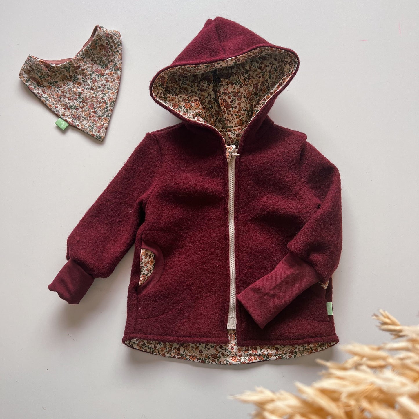 Montessori Walkjacke Rot mit Blumen, magnetischen Reißverschluss