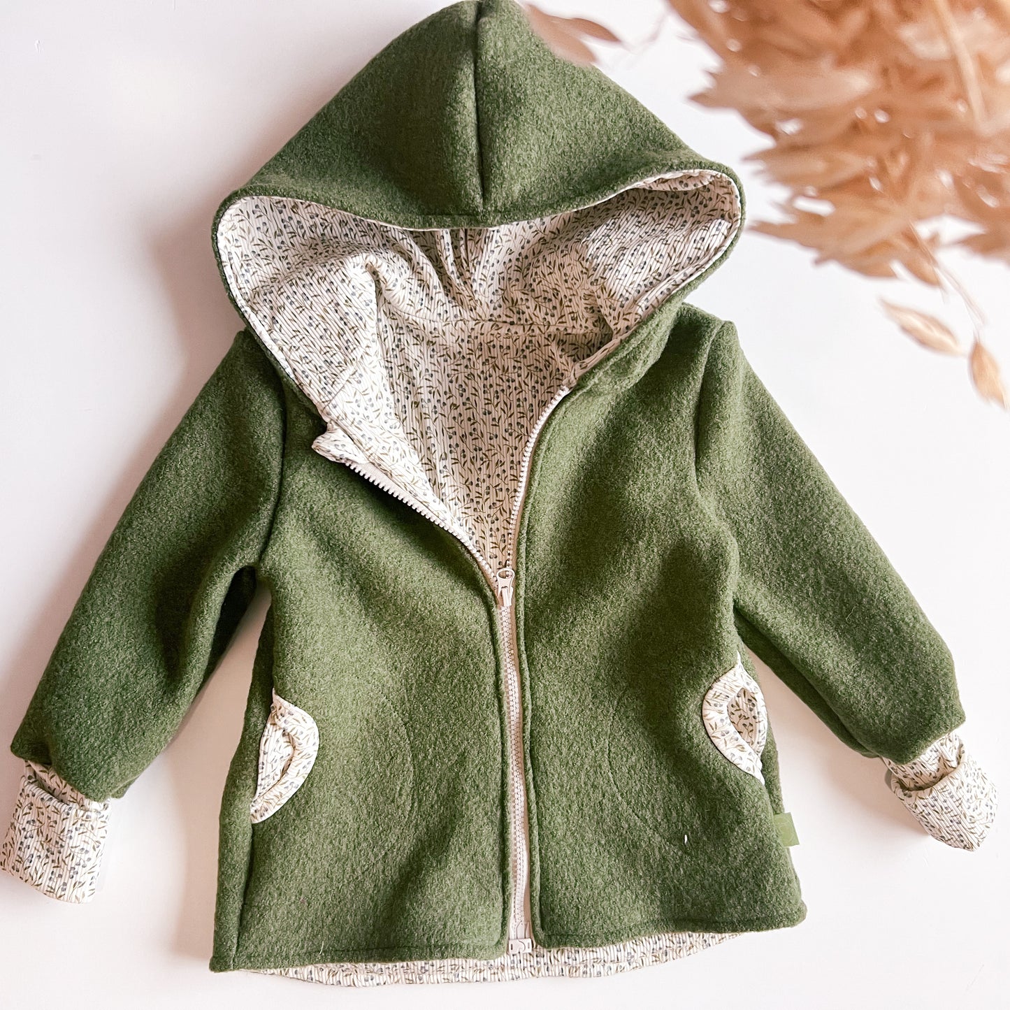 Montessori Walkjacke in Olive mit  Blaubeerpflanze, magnetischen Reißverschluss