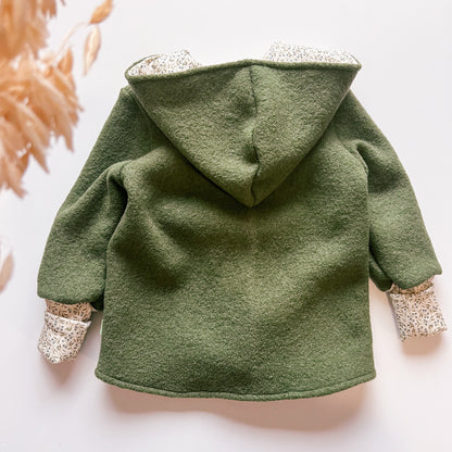 Montessori Walkjacke in Olive mit  Blaubeerpflanze, magnetischen Reißverschluss