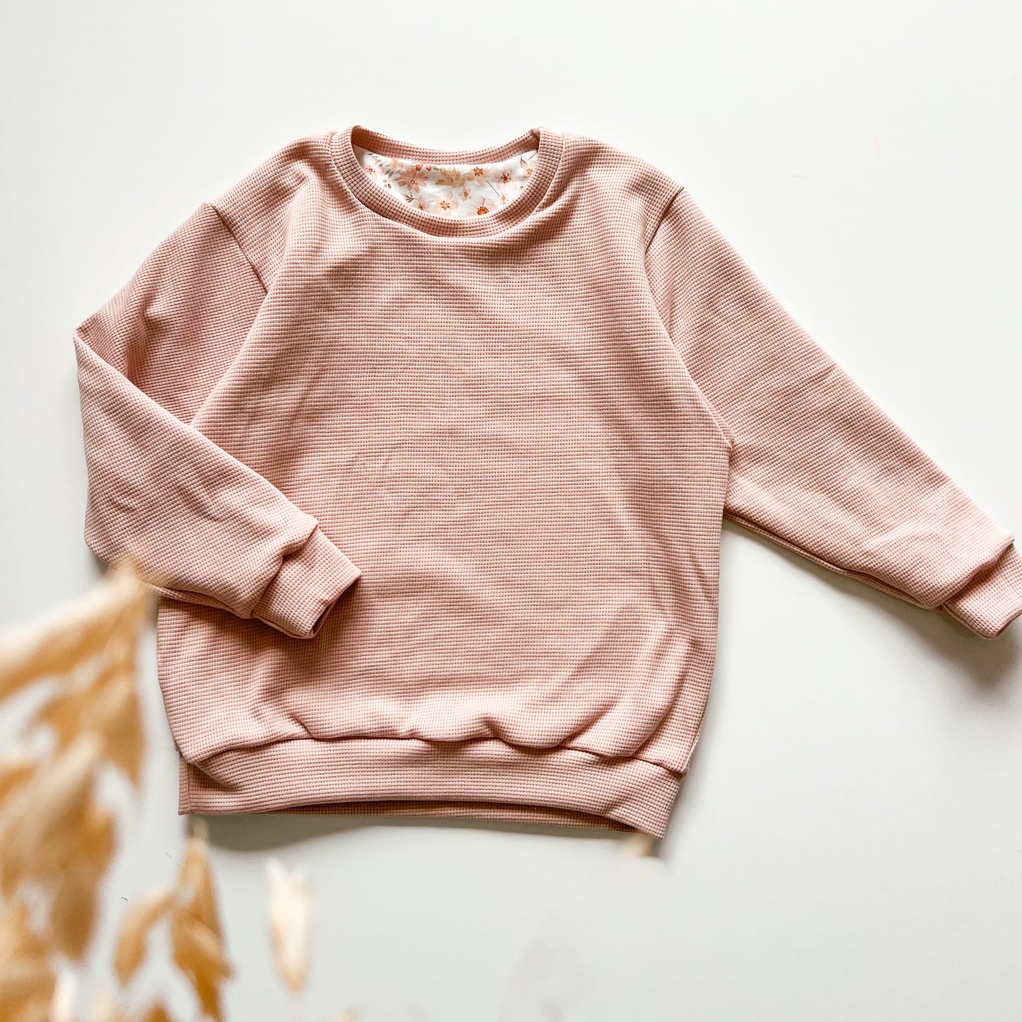 Wendbarer Pullover aus Bio-Stoff – Nude & Pastell Blumen-Design