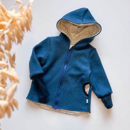 Montessori Walkjacke in Blau mit  Blaubeerpflanze, magnetischen Reißverschluss