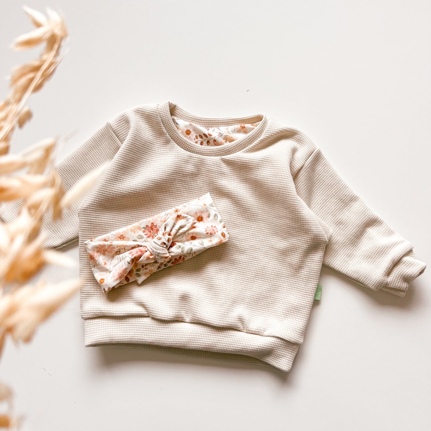 Wendbarer Pullover aus Bio-Stoff – Beige & Pastell Blumen-Design