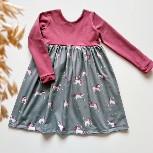 Mädchenkleid in Himbeere mit Einhorn-Print