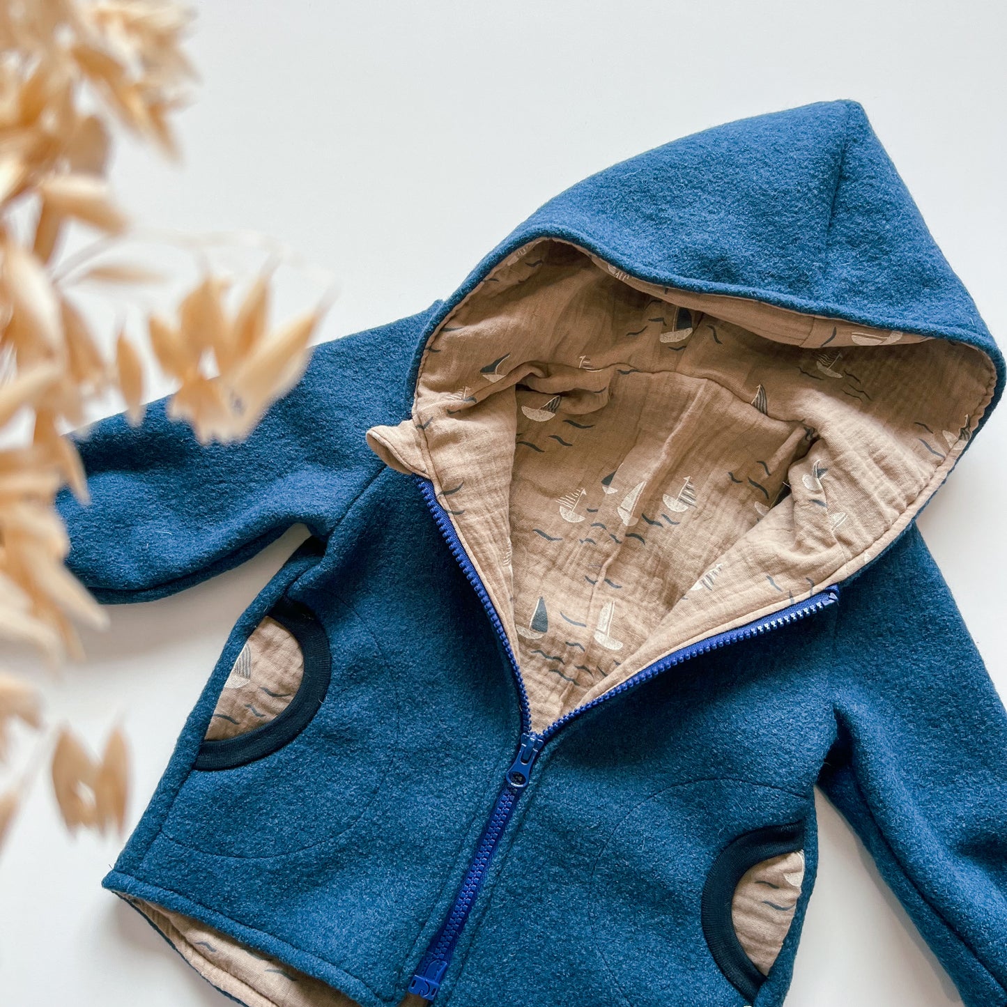 Montessori Walkjacke in Blau mit Boat, magnetischen Reißverschluss