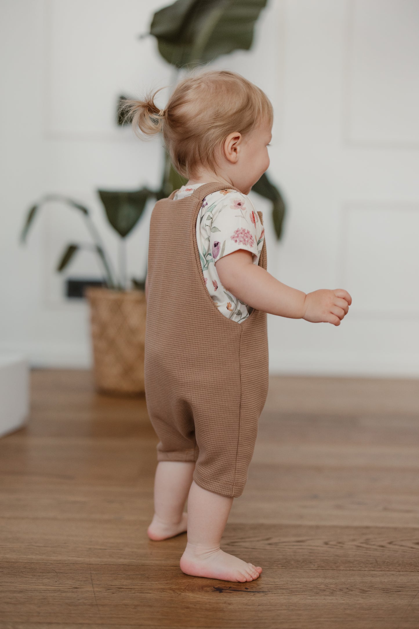 Latzhose für Baby und Kinder, braun
