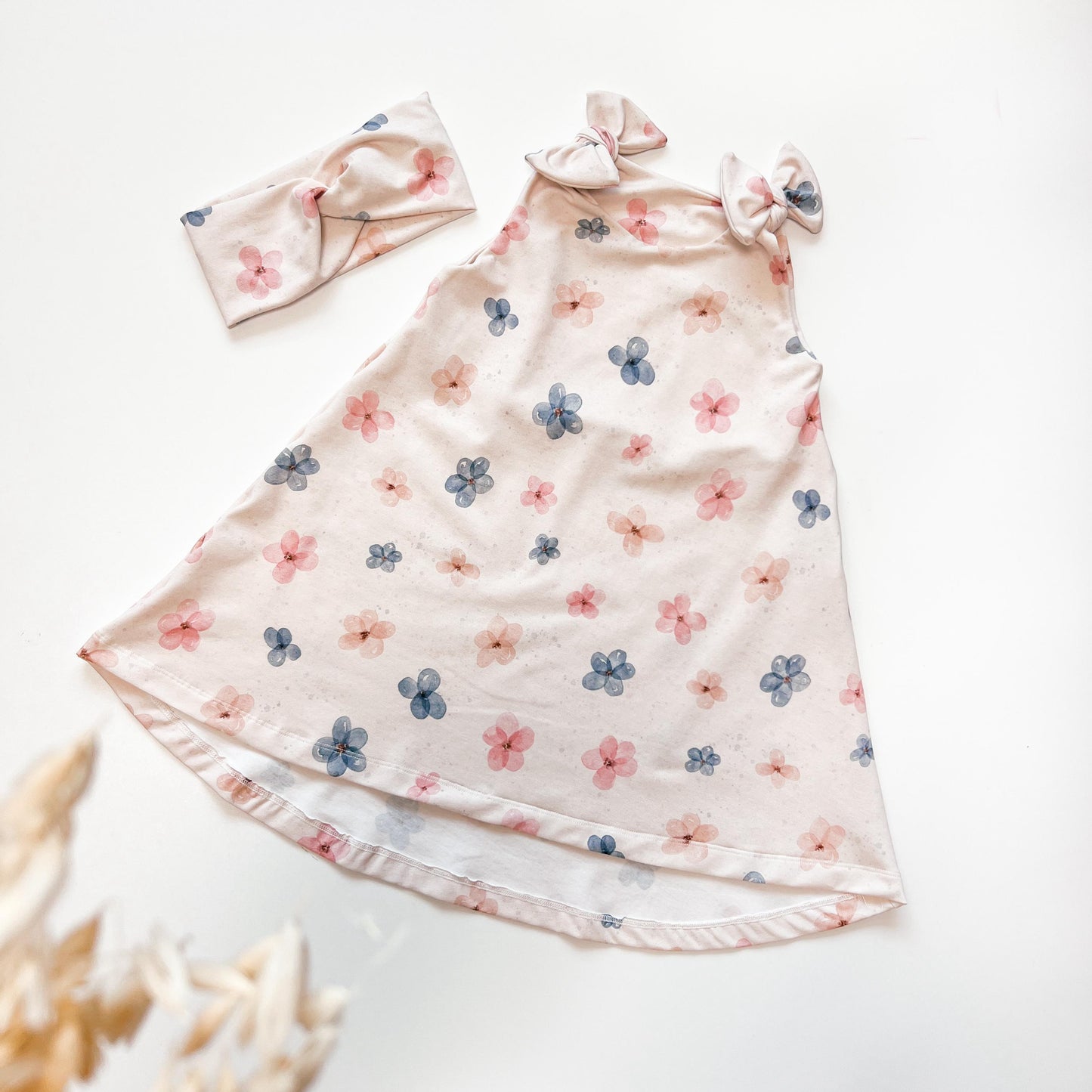Mädchenkleid mit Schleife und Zipfelsaum, Blumen Aquarell