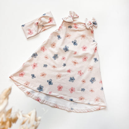 Mädchenkleid mit Schleife und Zipfelsaum, Blumen Aquarell