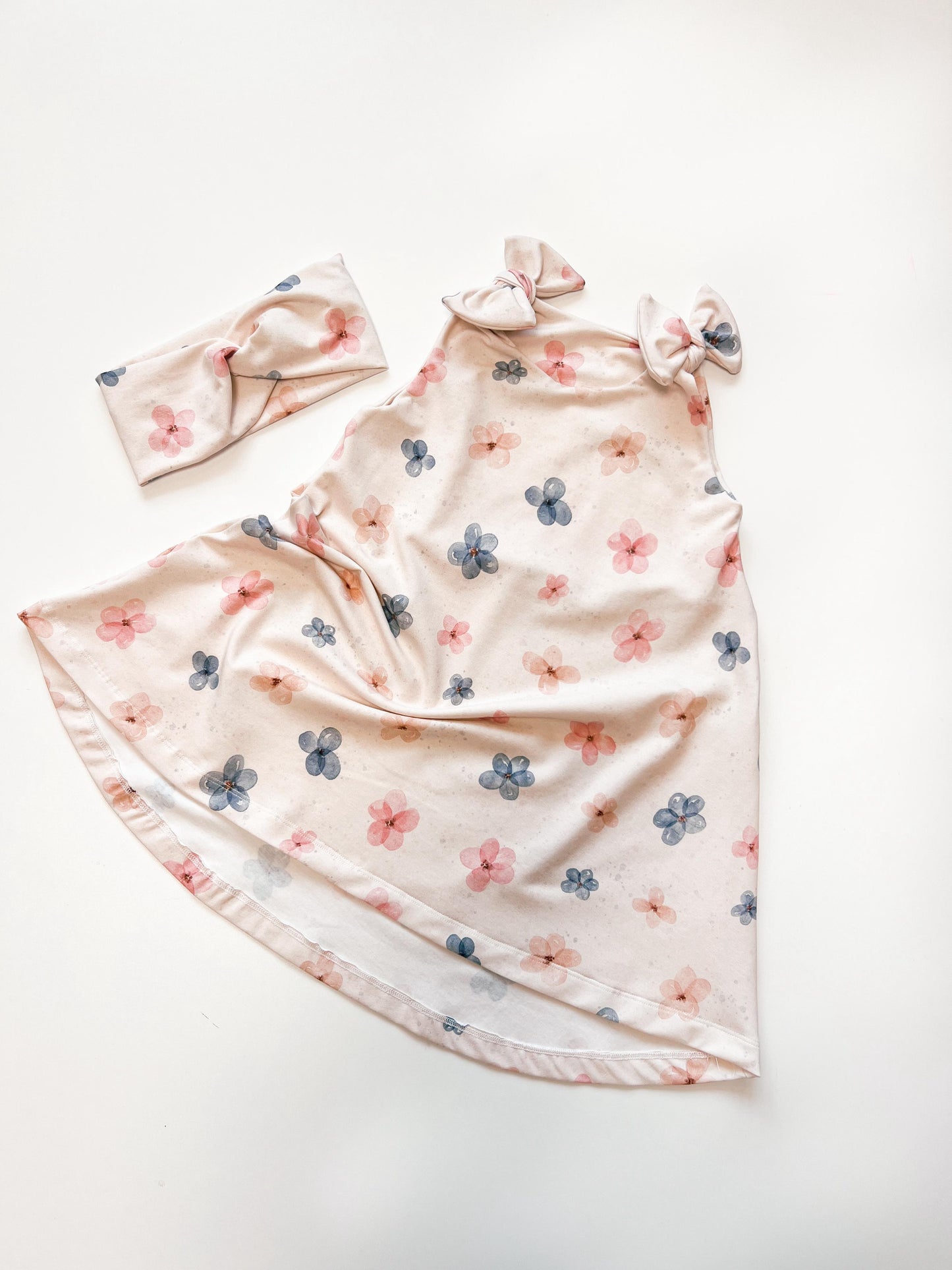 Mädchenkleid mit Schleife und Zipfelsaum, Blumen Aquarell