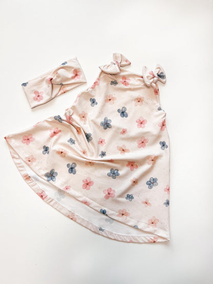 Mädchenkleid mit Schleife und Zipfelsaum, Blumen Aquarell