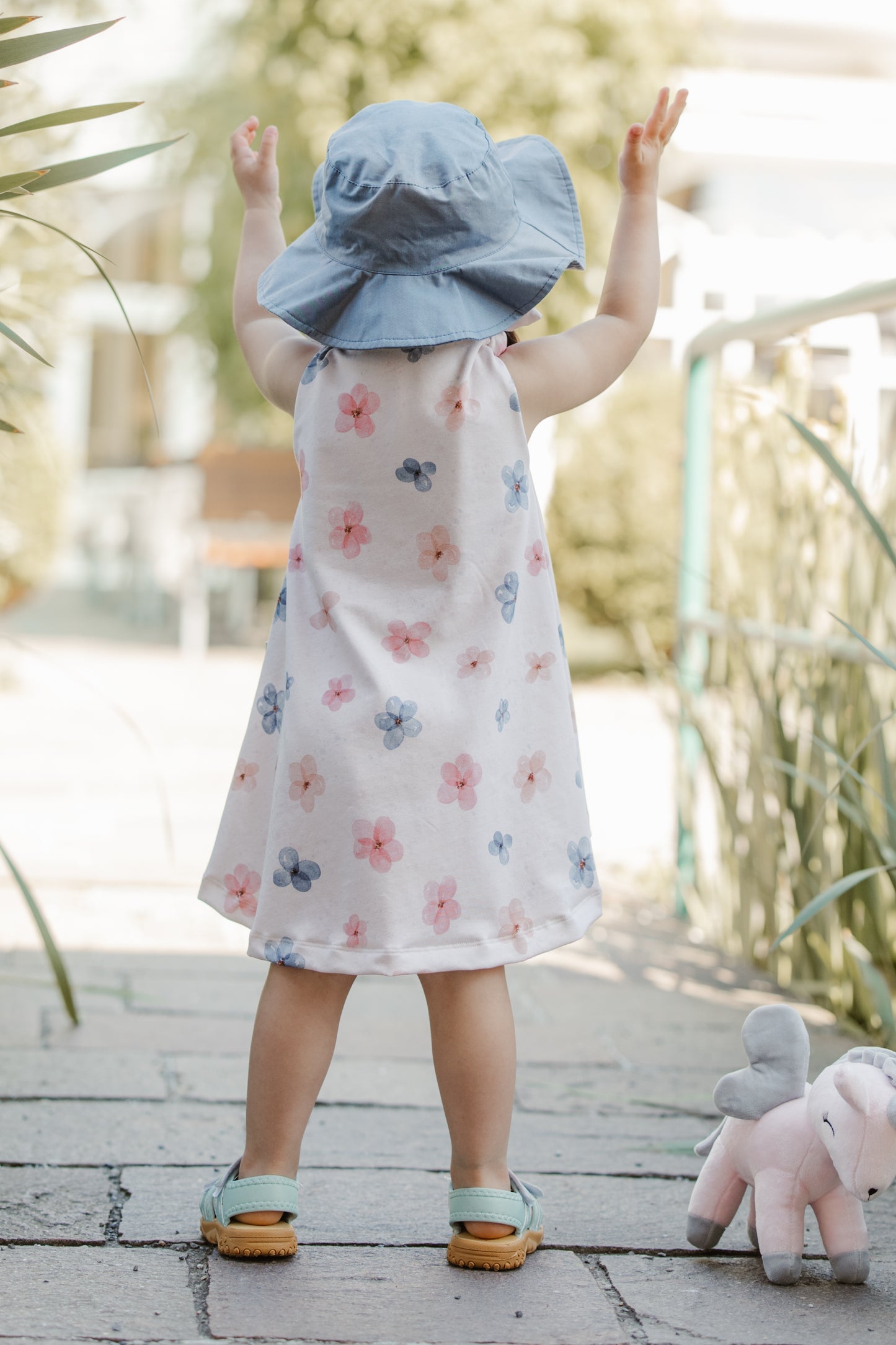 Mädchenkleid mit Schleife und Zipfelsaum, Blumen Aquarell