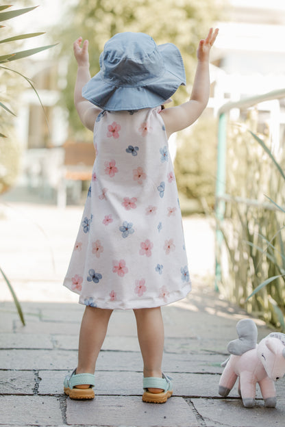 Mädchenkleid mit Schleife und Zipfelsaum, Blumen Aquarell