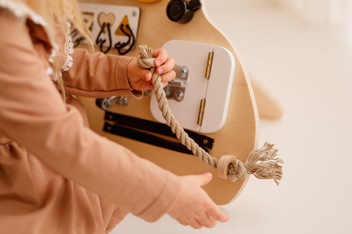 Montessori Busy Board - Löwe Edmund